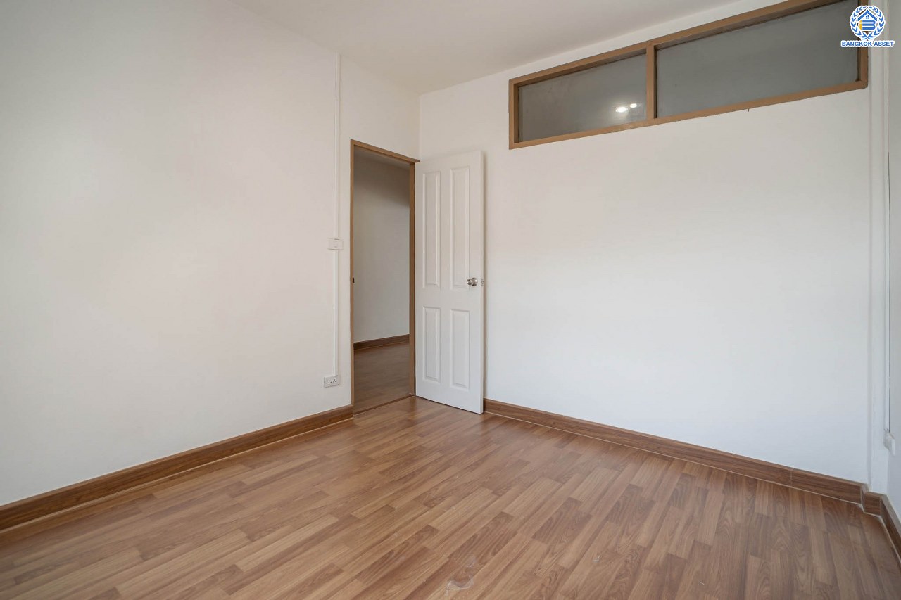 บ้านมือสองตกแต่งใหม่ โครงการ อยู่เจริญ วิภาวดี เนื้อที่ 21.2 ตร.ว. ฟังก์ชัน 2 ห้องนอน 2 ห้องน้ำ จอดรถได้ 2 คัน บนทำเลศักยภาพ หน้าโครงการติดถนนวิภาวดี ใกล้สนามบินดอนเมือง ฟิวเจอร์พาร์ครังสิต, ม.รังสิต จุดขึ้นทางด่วน "ดอนเมือง", โทลเวย์ วิภาวดี-รังสิต และรถไฟฟ้าสายสีแดง "สถานีรังสิต"